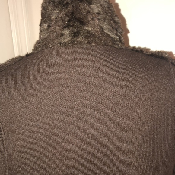 CLOTHES by REVUE medium brown knit faux fur vest with clasp closure - Picture 5 of 16